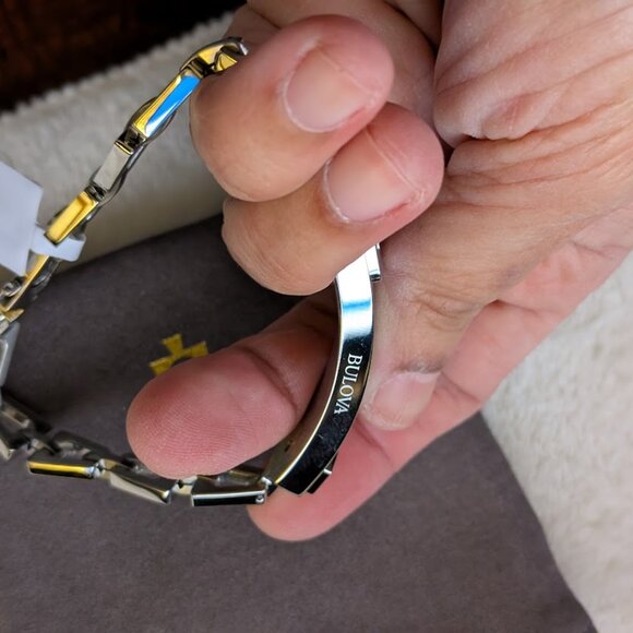 ⬇️PD⬇️BULOVA Gold and Silver Watch with Elegant Design and Link Bracelet - Picture 5 of 14